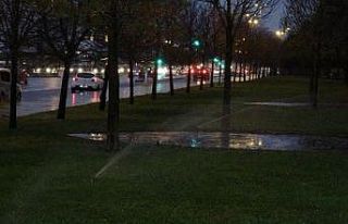 (Özel)- Yağmurlu havada İBB, çimleri suladı