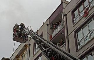 (Özel) Yangında kapıları balyozla kırıp insan...