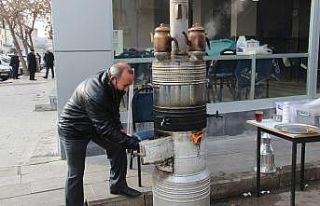 Pandemide sokağa kurduğu dev semaverle müşterilere...