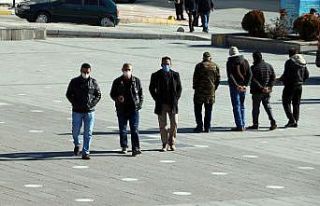 Pandemiye rağmen güneşli havayı fırsat bilen...
