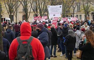 Paris’te hizmet sektörü çalışanlarından “tabutlu”...
