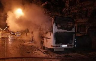 Park halinde yanan otobüs, kullanılmaz hale geldi