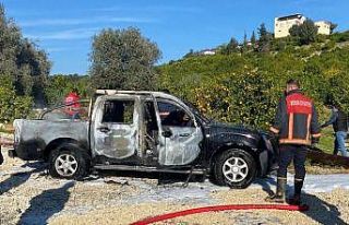 Park halindeki kamyonet alev alev yandı