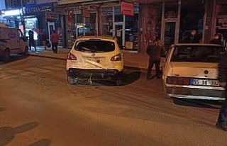 Park halindeki otomobile çarpan motosiklet sürücüsü...