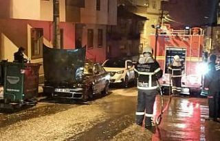 Park halindeki otomobilin motor bölümü yandı