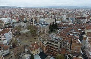 Paşa Camisi’nin siluetine gölge düşüren binalarda...