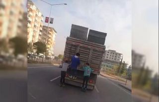 Patenli gençlerin kamyon arkasında tehlikeli yolculuğu