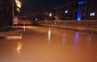 Patlayan su borusu caddeleri göle çevirdi
