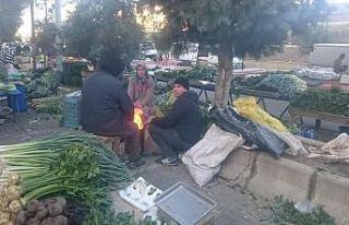 Pazarcılar soğuk havadan ateş yakarak korunuyor
