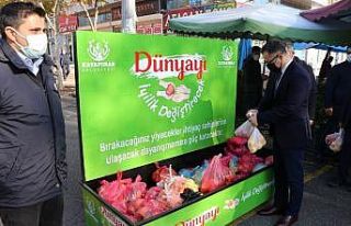 Pazarda ihtiyaç sahiplerine ücretsiz sebze meyve...