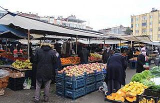 Pazaryerinde ürünler tezgahta kalıyor