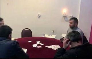 Pendik’te kahvehane baskınında sosyal mesafeye...