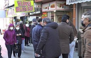 Piyango kuyruğunda sağlıkları ile kumar oynadılar