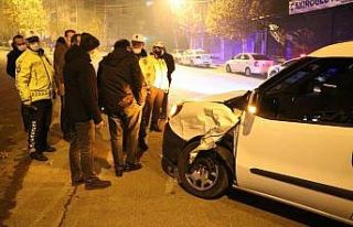 Polis aracına çarpan şahısların ‘şoför benim’...