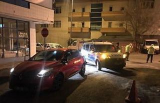Polis aracına çarpıp kaçan ehliyetsiz sürücü...