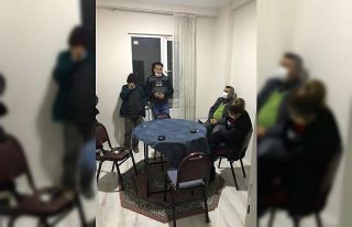Polis baskın yapınca kumar oynadıkları parayı...