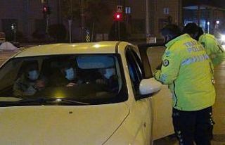 Polis durdurduğu otomobilin içini görünce şok...