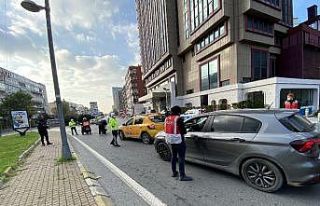 Polis ekipleri, İETT otobüsünde izin belgesi kontrolü...