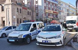 Polis ekipleri megafonla hem uyarıyor, hem bilgilendiriyor