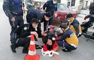 Polis ekipleri, yaralı motosiklet sürücüsünün...