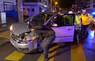 Polis otomobili itti, çekici görevlisi el salladı