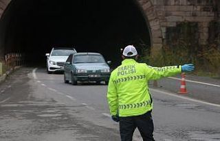 Polis tek tek durdurup kontrol etti, kış lastiği...