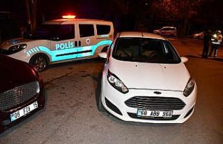 Polisi gören aracı bırakıp kaçtı