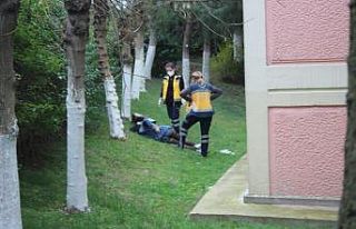 Polisi görünce 3. kat penceresinden atladı