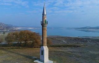 Porsuk Barajı’nda su seviyesi düştü, eski minare...