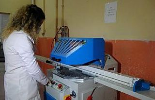 PVC kapı ve pencereler kadın öğretmenlerin elinde...