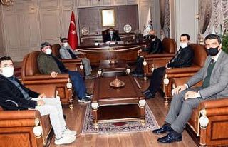 Radyo yöneticileri Vali Çuhadar ile bir araya geldi