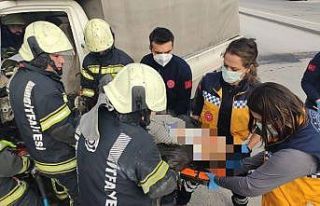 Refüje çarpan kamyonetteki 2 kişi sıkıştı