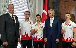 Rektör Budak, Egeli milli sporcular Arıcan ve Çolak’ı...