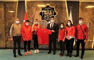 Rektör Kalan milli sporcuları kabul etti