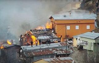 Rize’de çıkan yangında 7 ev tamamen yandı