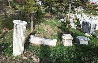 Roma döneminden kalma sütun parçası ve taşlar...