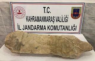 Roma dönemine ait mezar stelini satmaya götürürken...