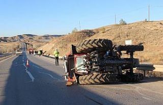Römork traktörden ayrıldı, 25 metre sürüklendi:...
