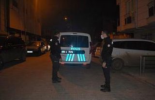 Saatlerdir banka önünde unutulan paketi polis fark...