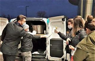 Sağlık çalışanlarına sıcak çorba ve simit...