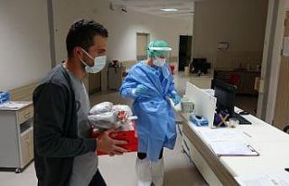 Sağlık çalışanlarını sevindiren pizza ikramı