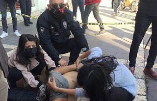 Sağlıkçıların hayatta tuttuğu kardeşleri bıçaklayan...