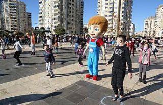 Şahincan çocuklar ve gençlere spor yaptırdı