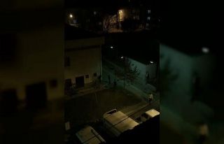 Saklandığı duvarın arkasından polise ’Gel’...