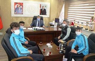 Şampiyon Tenisçilerden Gençlik ve Spor İl Müdürü...