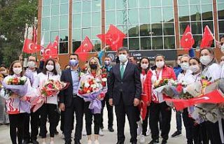 Şampiyonu, şampiyonlar karşıladı