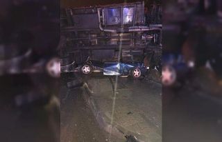 Samsun’da kamyon otomobilin üzerine devrildi: 1...