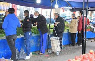 Samsun’da vatandaşlar kısıtlama öncesi pazara...