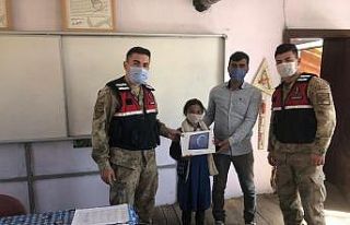 Sarıkamış’ta jandarma öğrencilere tablet dağıttı