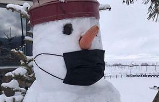 Sarıkamış’ta kardan adamalar maske takmayı unutmadı